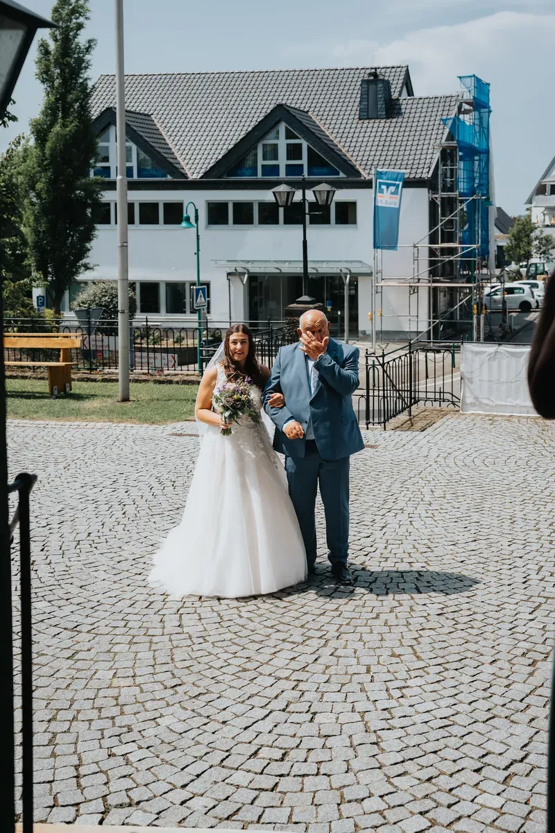 Reportage-Foto der Hochzeit von Lena und Flo im Klosterhof Seligenthal in Siegburg (Bild 049)