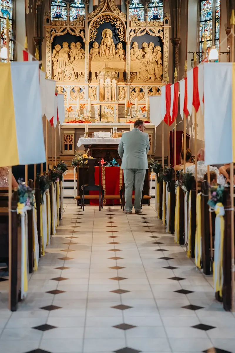 Reportage-Foto der Hochzeit von Lena und Flo im Klosterhof Seligenthal in Siegburg (Bild 052)