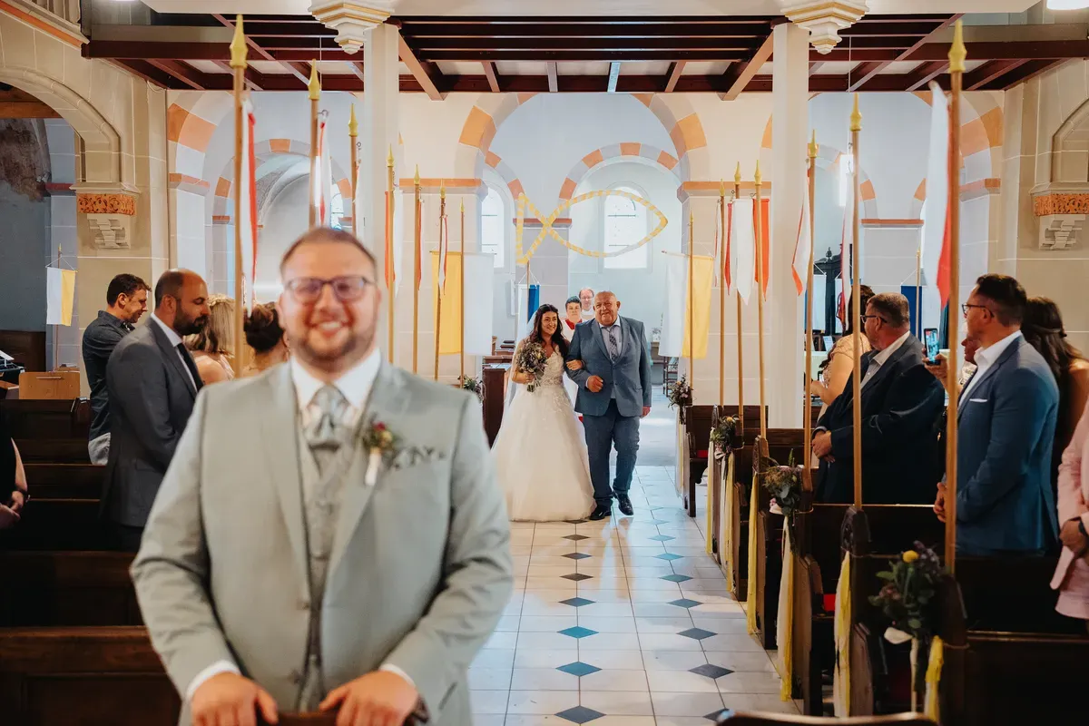 Reportage-Foto der Hochzeit von Lena und Flo im Klosterhof Seligenthal in Siegburg (Bild 055)