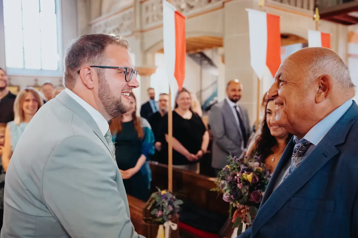Reportage-Foto der Hochzeit von Lena und Flo im Klosterhof Seligenthal in Siegburg (Bild 056)