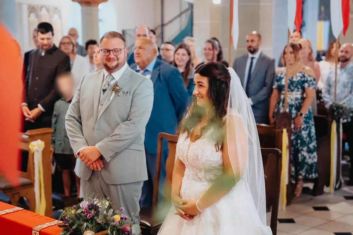 Reportage-Foto der Hochzeit von Lena und Flo im Klosterhof Seligenthal in Siegburg (Bild 058)