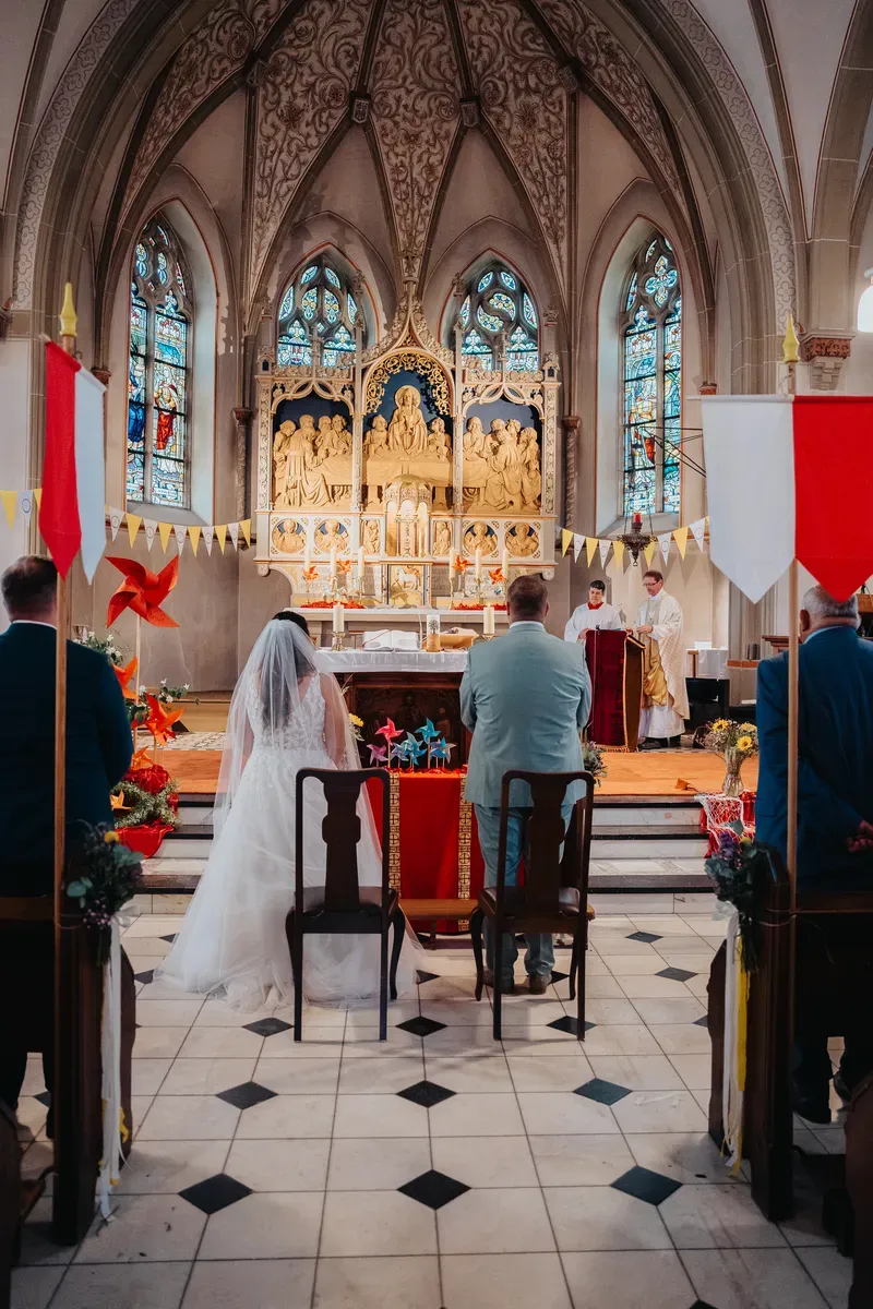 Reportage-Foto der Hochzeit von Lena und Flo im Klosterhof Seligenthal in Siegburg (Bild 059)
