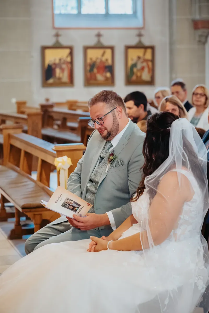 Reportage-Foto der Hochzeit von Lena und Flo im Klosterhof Seligenthal in Siegburg (Bild 060)
