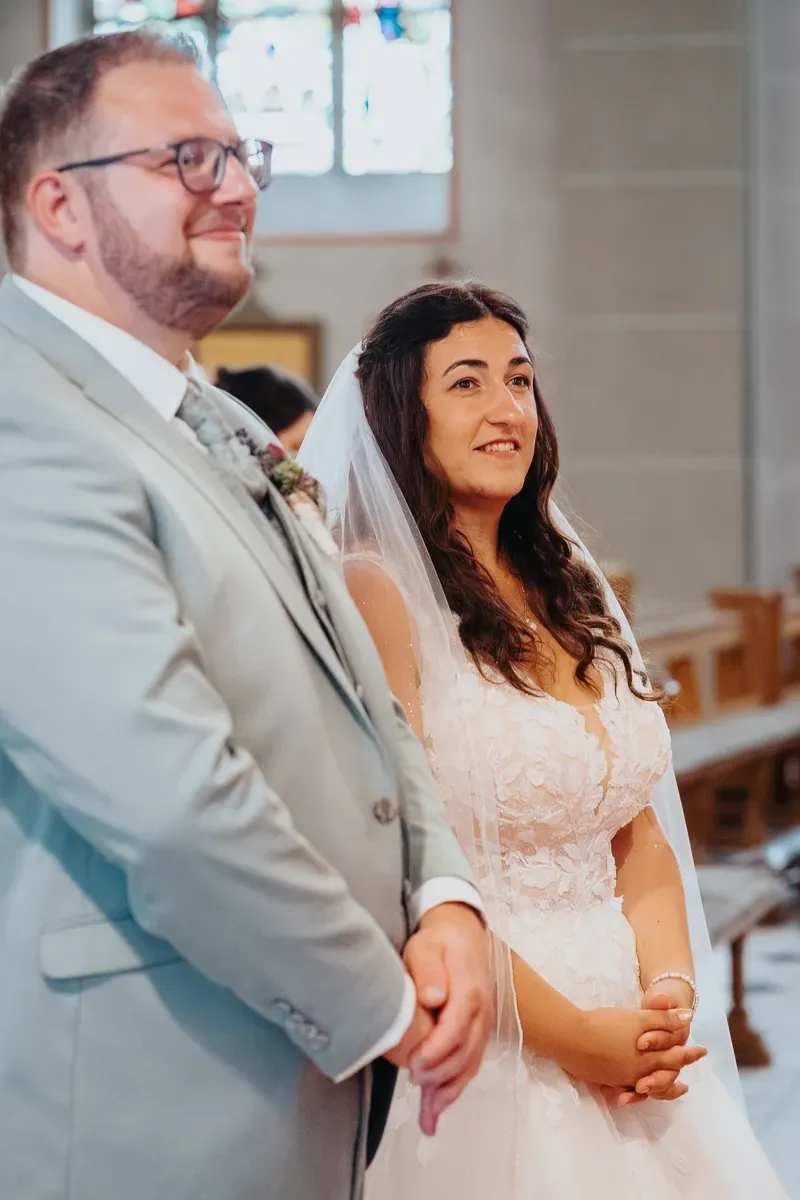 Reportage-Foto der Hochzeit von Lena und Flo im Klosterhof Seligenthal in Siegburg (Bild 061)