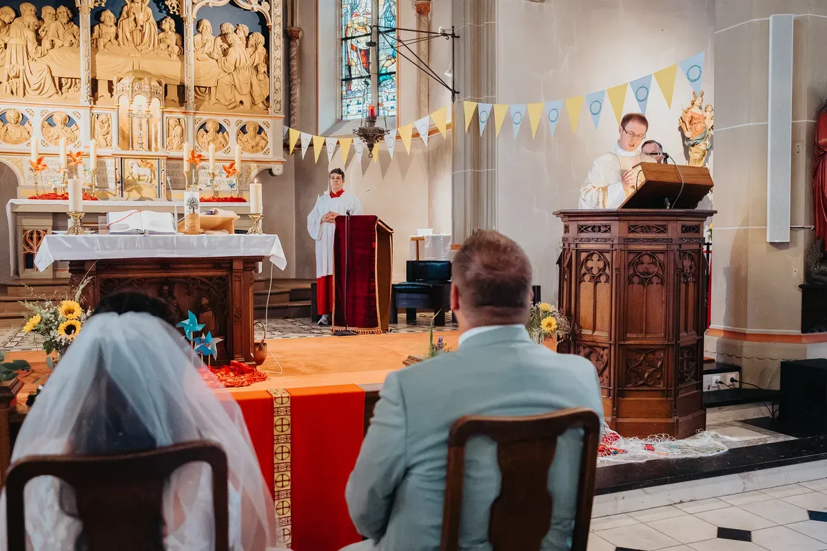 Reportage-Foto der Hochzeit von Lena und Flo im Klosterhof Seligenthal in Siegburg (Bild 062)