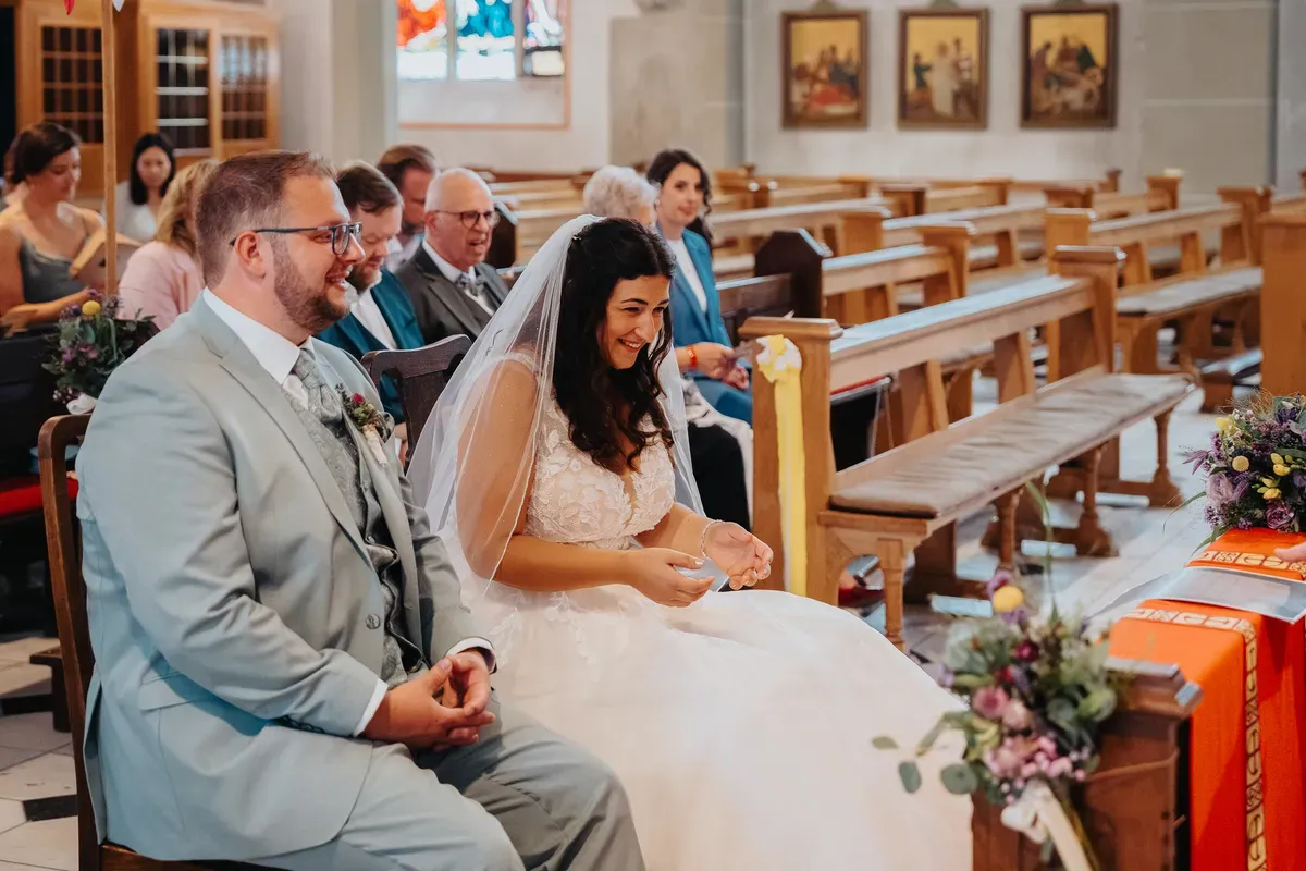 Reportage-Foto der Hochzeit von Lena und Flo im Klosterhof Seligenthal in Siegburg (Bild 063)