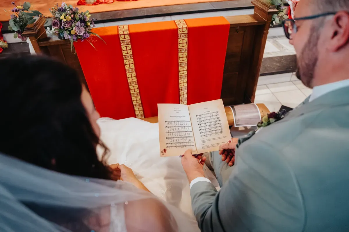 Reportage-Foto der Hochzeit von Lena und Flo im Klosterhof Seligenthal in Siegburg (Bild 064)