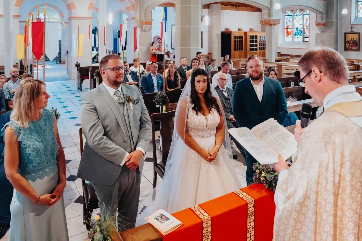 Reportage-Foto der Hochzeit von Lena und Flo im Klosterhof Seligenthal in Siegburg (Bild 066)