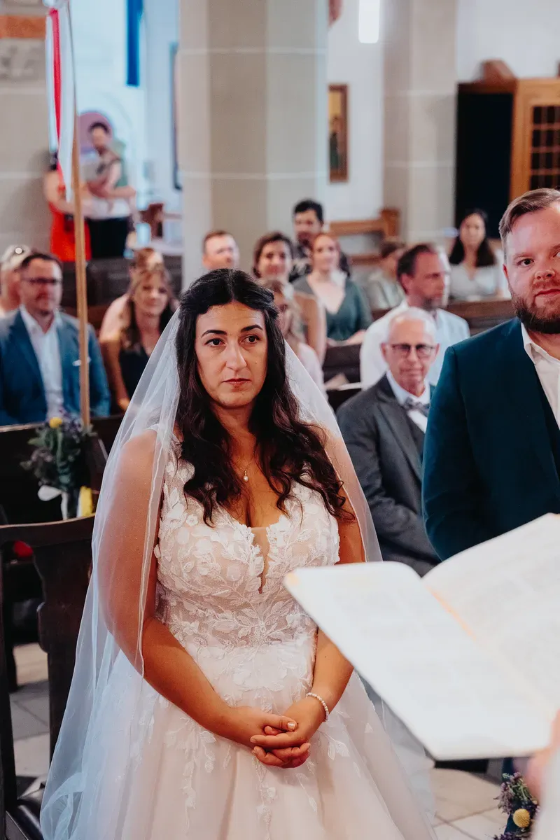 Reportage-Foto der Hochzeit von Lena und Flo im Klosterhof Seligenthal in Siegburg (Bild 067)