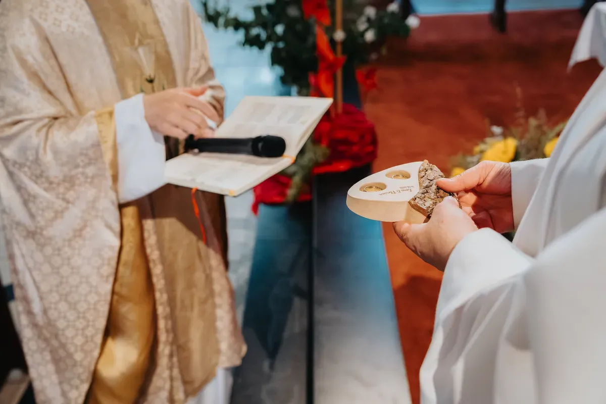 Reportage-Foto der Hochzeit von Lena und Flo im Klosterhof Seligenthal in Siegburg (Bild 068)