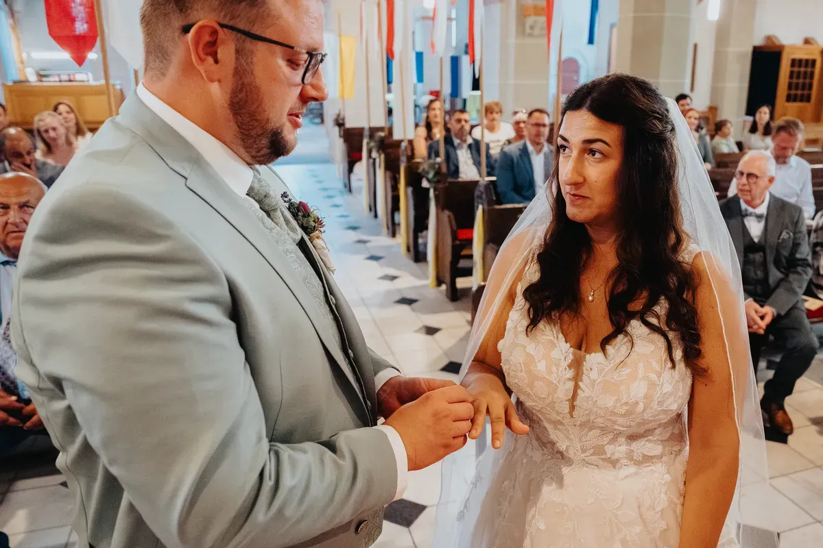 Reportage-Foto der Hochzeit von Lena und Flo im Klosterhof Seligenthal in Siegburg (Bild 069)