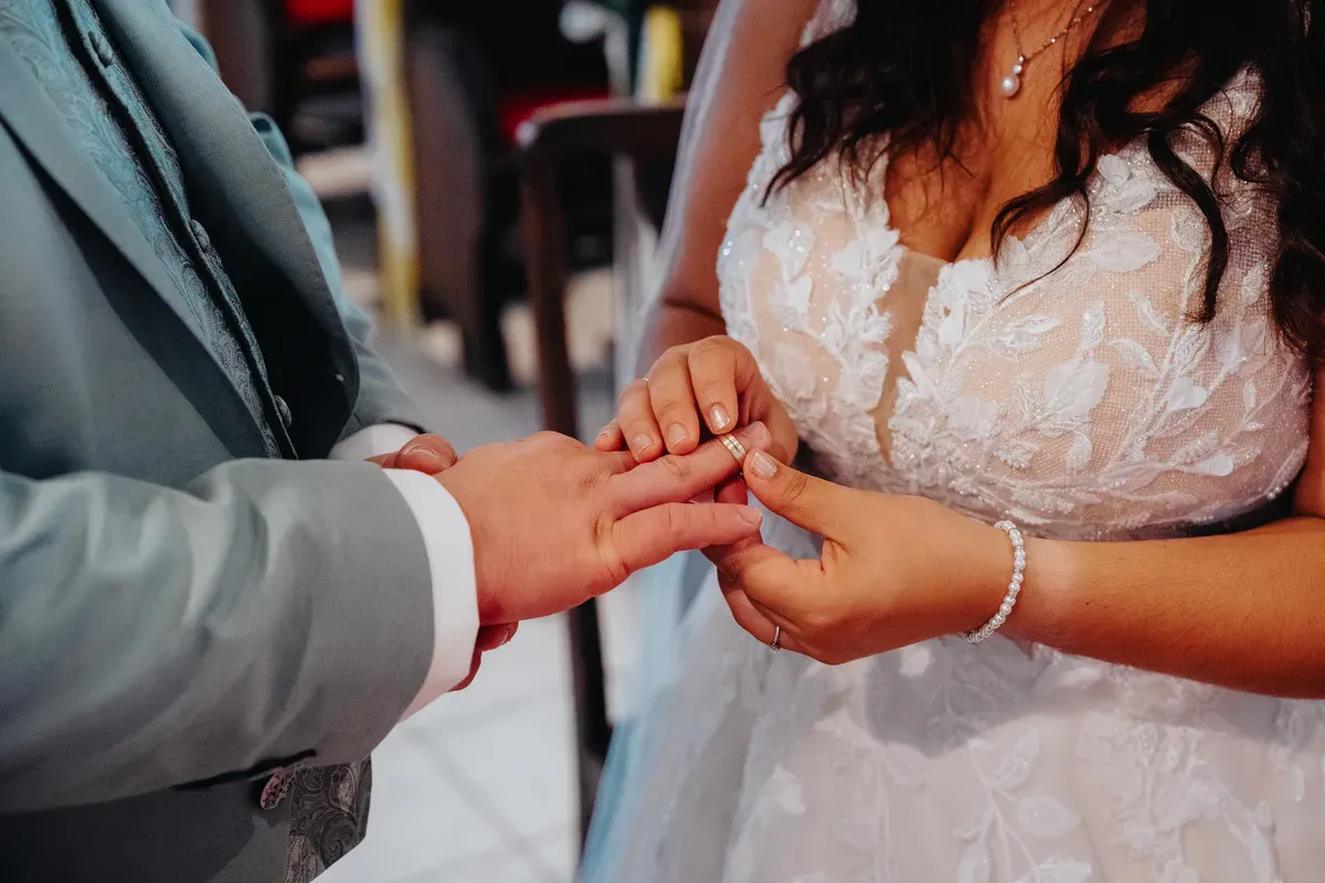 Reportage-Foto der Hochzeit von Lena und Flo im Klosterhof Seligenthal in Siegburg (Bild 070)