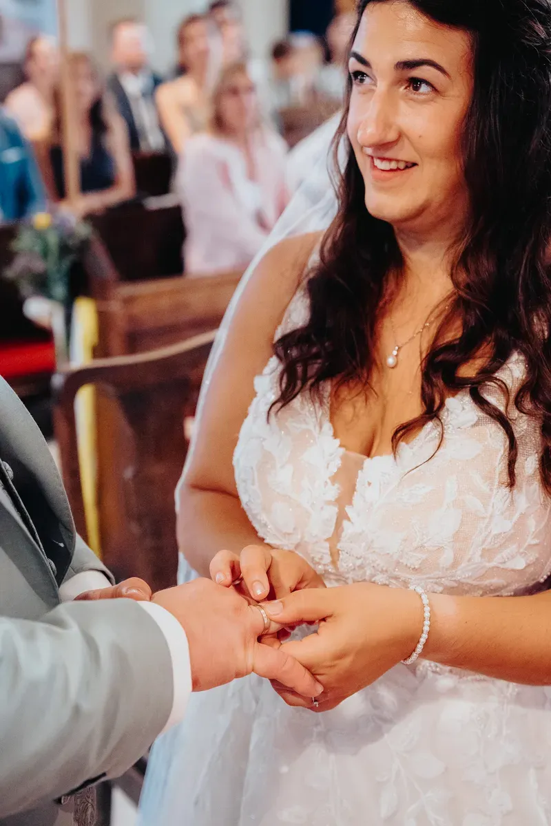 Reportage-Foto der Hochzeit von Lena und Flo im Klosterhof Seligenthal in Siegburg (Bild 071)