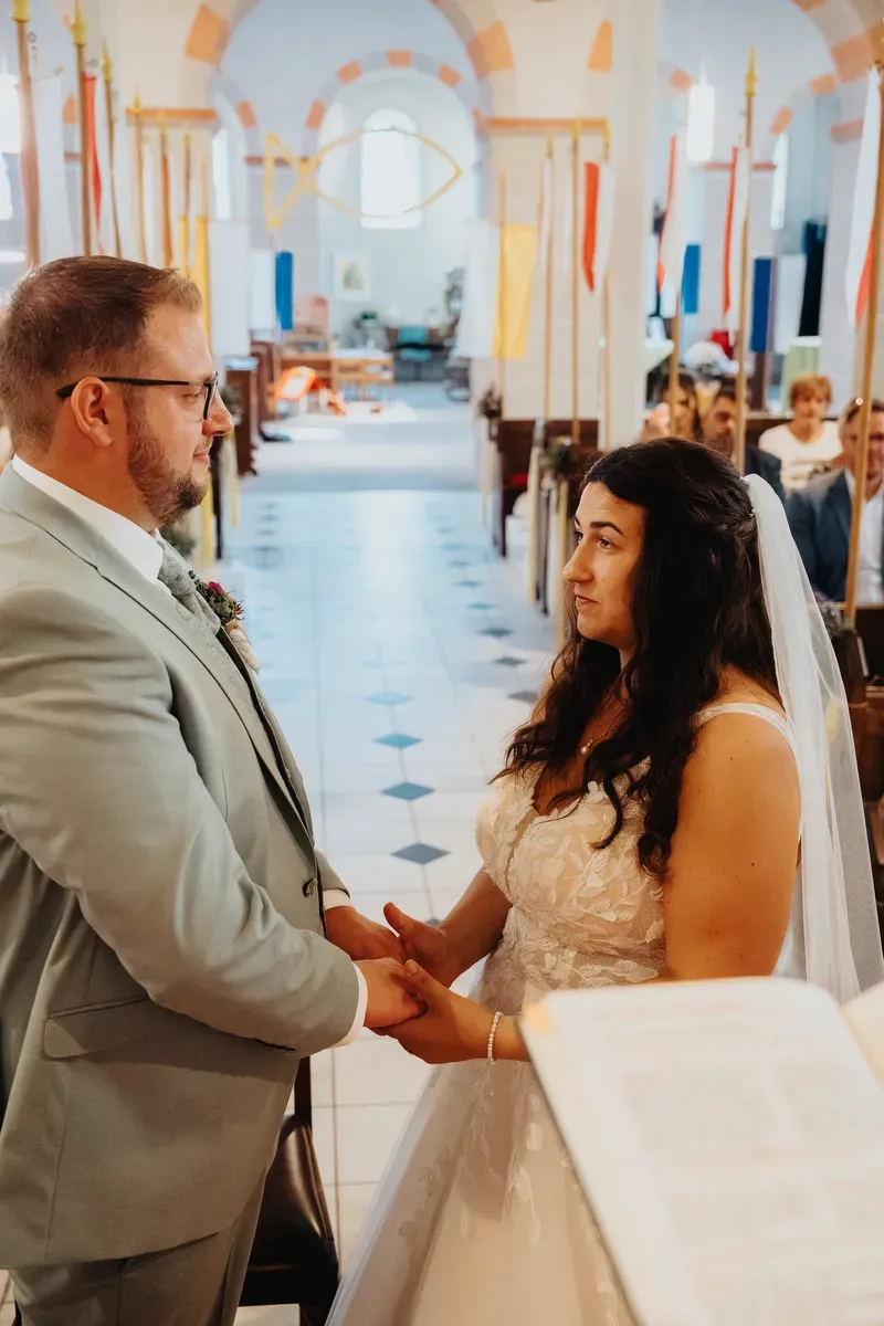 Reportage-Foto der Hochzeit von Lena und Flo im Klosterhof Seligenthal in Siegburg (Bild 072)