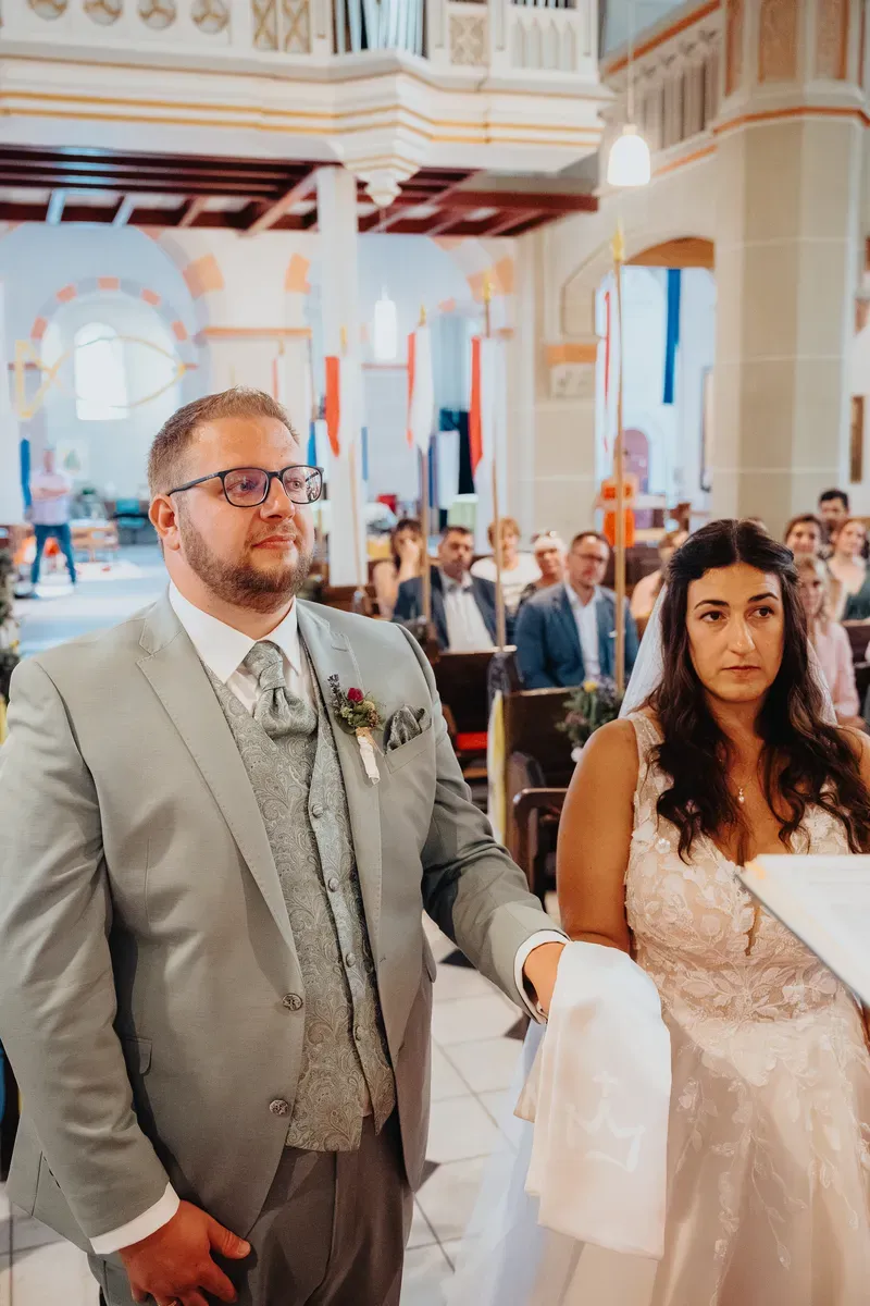 Reportage-Foto der Hochzeit von Lena und Flo im Klosterhof Seligenthal in Siegburg (Bild 073)