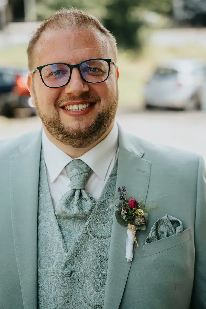 Reportage-Foto der Hochzeit von Lena und Flo im Klosterhof Seligenthal in Siegburg (Bild 075)