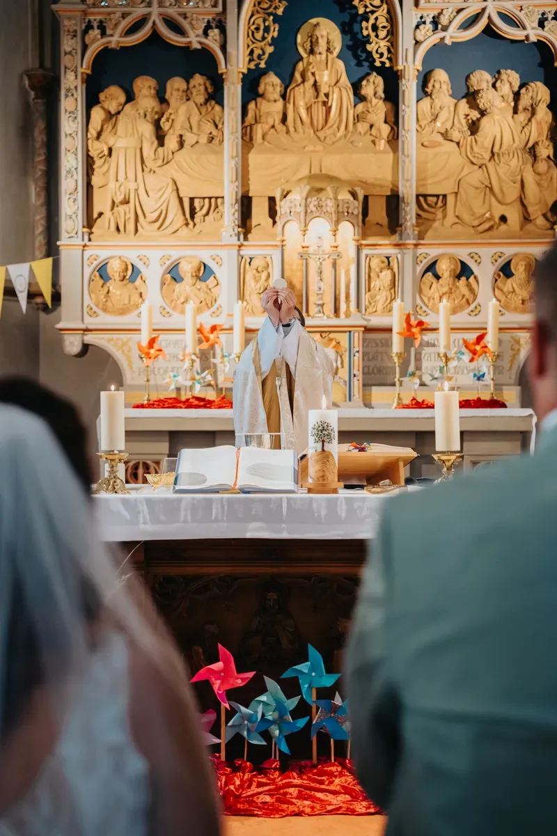 Reportage-Foto der Hochzeit von Lena und Flo im Klosterhof Seligenthal in Siegburg (Bild 076)