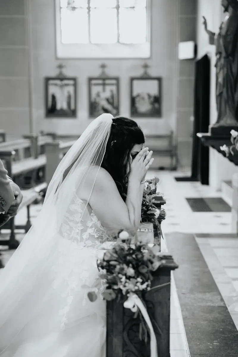Reportage-Foto der Hochzeit von Lena und Flo im Klosterhof Seligenthal in Siegburg (Bild 079)