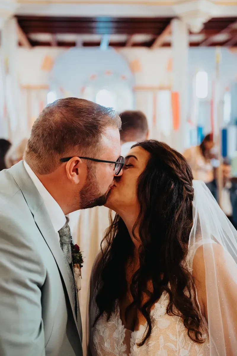 Reportage-Foto der Hochzeit von Lena und Flo im Klosterhof Seligenthal in Siegburg (Bild 080)