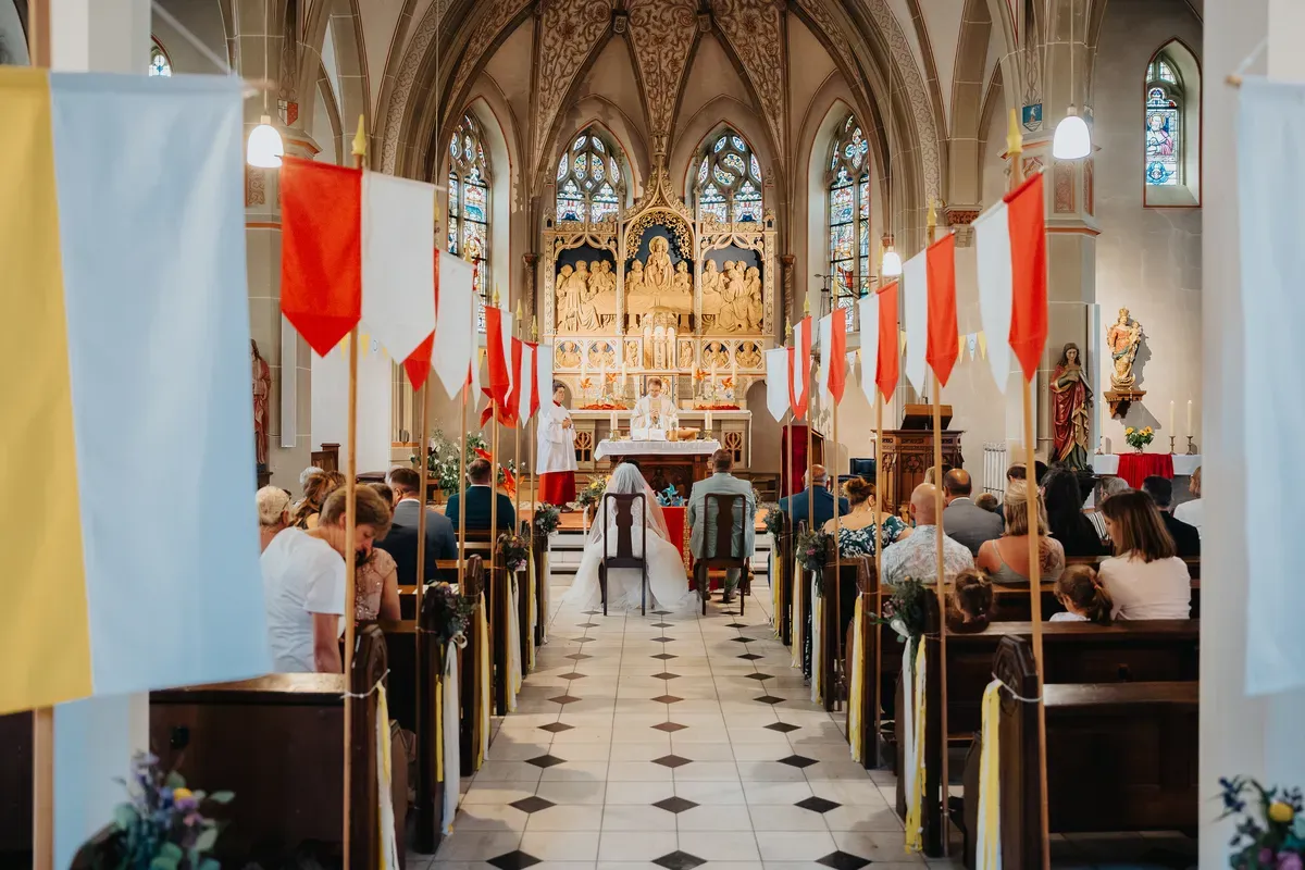 Reportage-Foto der Hochzeit von Lena und Flo im Klosterhof Seligenthal in Siegburg (Bild 081)