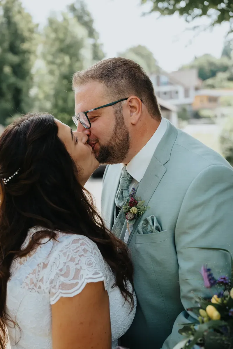 Reportage-Foto der Hochzeit von Lena und Flo im Klosterhof Seligenthal in Siegburg (Bild 084)