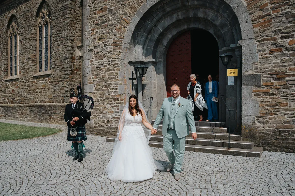 Reportage-Foto der Hochzeit von Lena und Flo im Klosterhof Seligenthal in Siegburg (Bild 086)