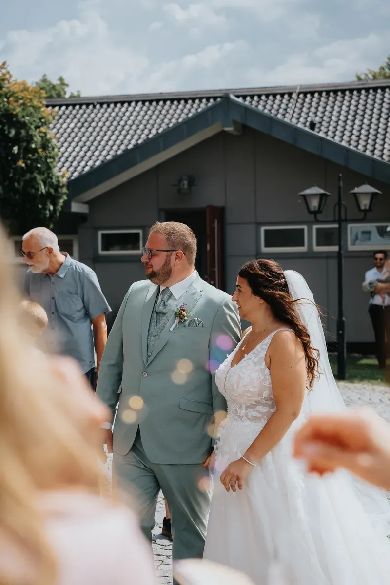Reportage-Foto der Hochzeit von Lena und Flo im Klosterhof Seligenthal in Siegburg (Bild 088)