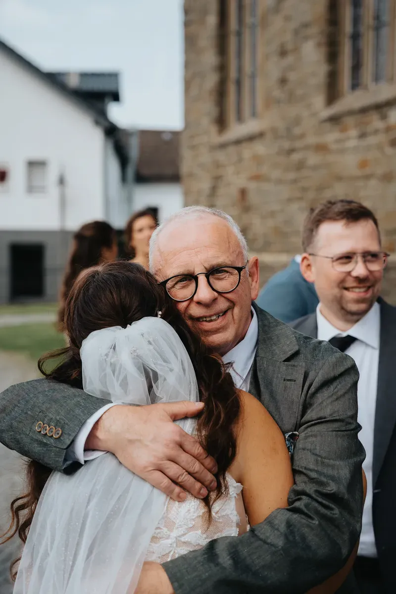 Reportage-Foto der Hochzeit von Lena und Flo im Klosterhof Seligenthal in Siegburg (Bild 090)