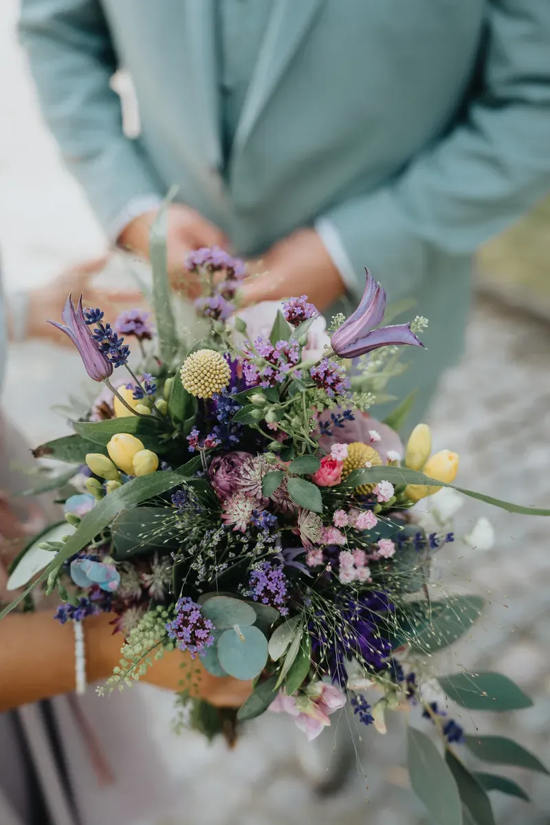 Reportage-Foto der Hochzeit von Lena und Flo im Klosterhof Seligenthal in Siegburg (Bild 091)
