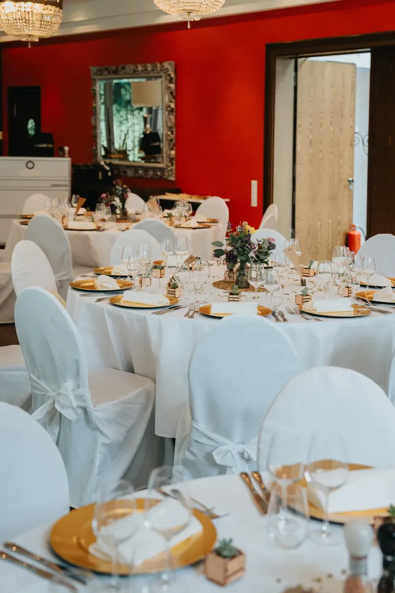 Reportage-Foto der Hochzeit von Lena und Flo im Klosterhof Seligenthal in Siegburg (Bild 093)