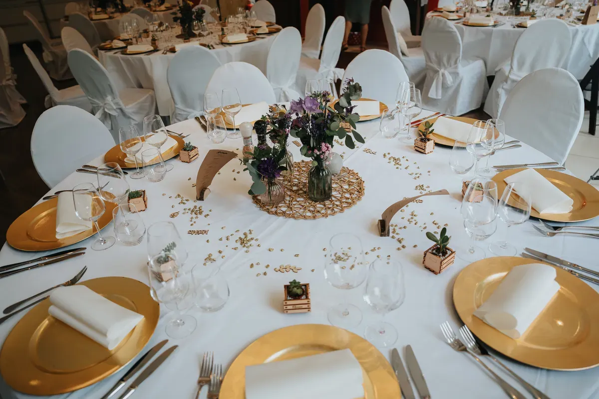 Reportage-Foto der Hochzeit von Lena und Flo im Klosterhof Seligenthal in Siegburg (Bild 094)