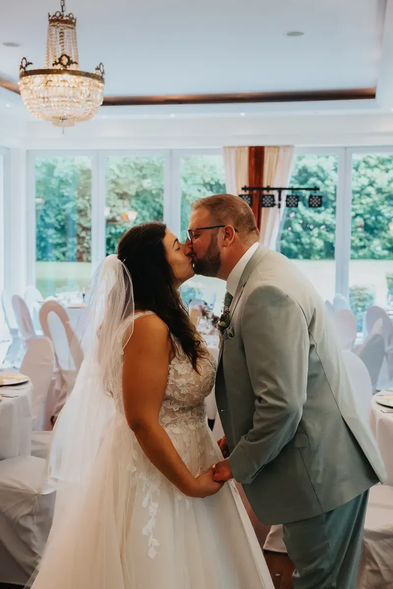 Reportage-Foto der Hochzeit von Lena und Flo im Klosterhof Seligenthal in Siegburg (Bild 096)