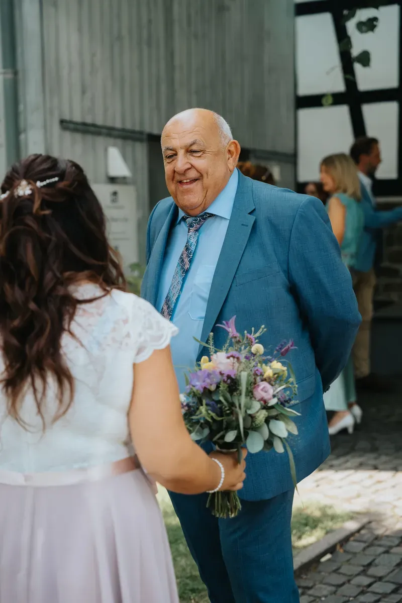 Reportage-Foto der Hochzeit von Lena und Flo im Klosterhof Seligenthal in Siegburg (Bild 098)