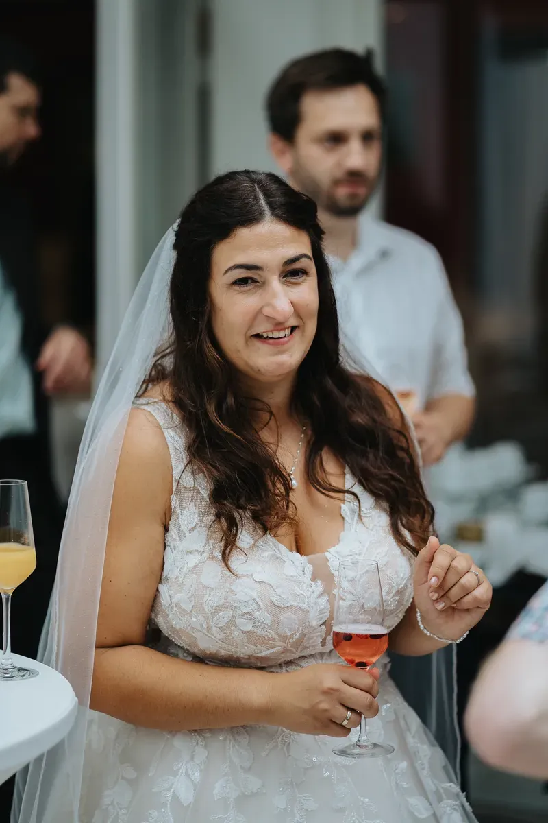 Reportage-Foto der Hochzeit von Lena und Flo im Klosterhof Seligenthal in Siegburg (Bild 099)