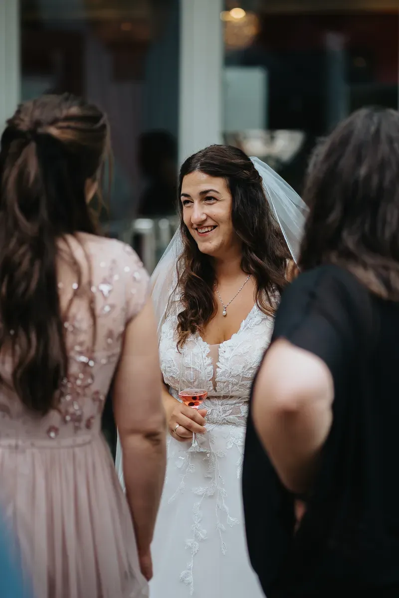 Reportage-Foto der Hochzeit von Lena und Flo im Klosterhof Seligenthal in Siegburg (Bild 102)