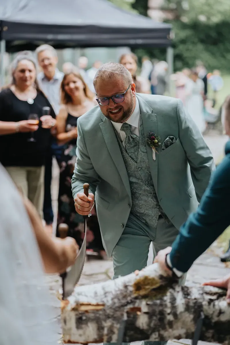 Reportage-Foto der Hochzeit von Lena und Flo im Klosterhof Seligenthal in Siegburg (Bild 103)