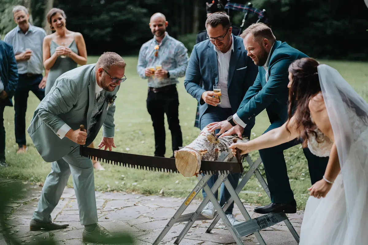 Reportage-Foto der Hochzeit von Lena und Flo im Klosterhof Seligenthal in Siegburg (Bild 105)
