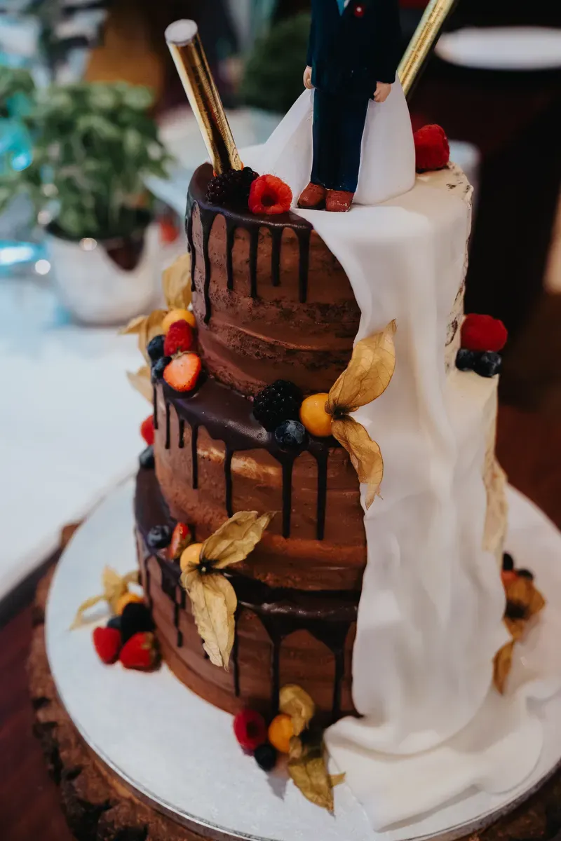 Reportage-Foto der Hochzeit von Lena und Flo im Klosterhof Seligenthal in Siegburg (Bild 107)