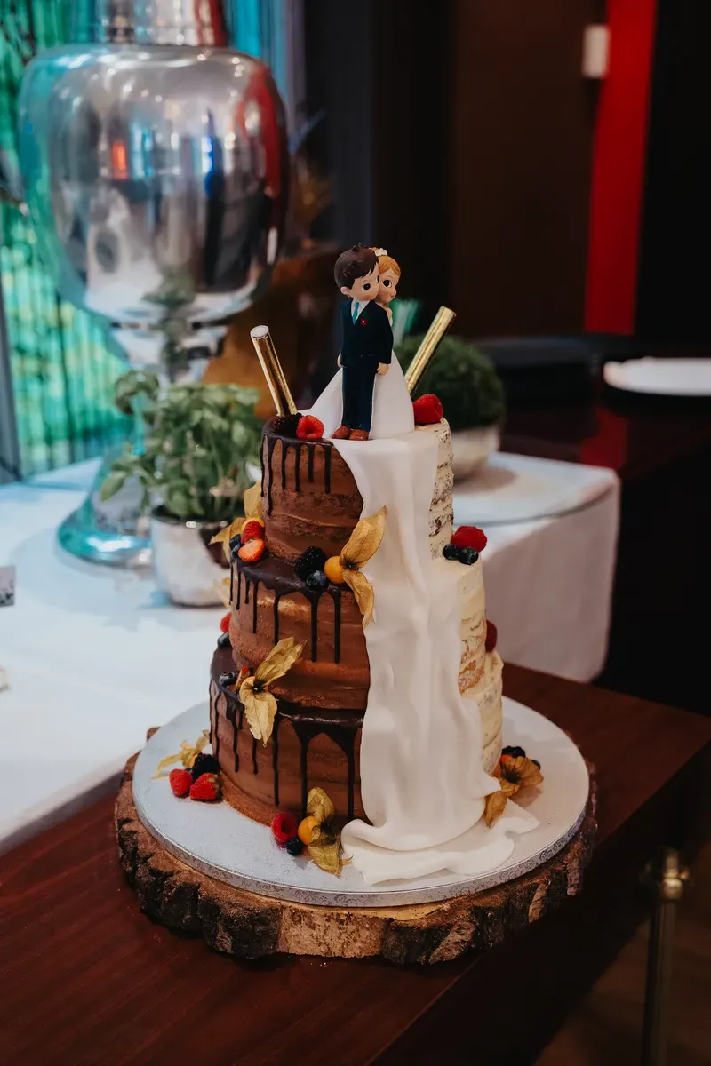 Reportage-Foto der Hochzeit von Lena und Flo im Klosterhof Seligenthal in Siegburg (Bild 108)