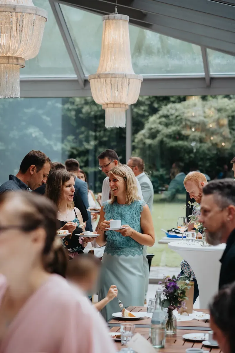 Reportage-Foto der Hochzeit von Lena und Flo im Klosterhof Seligenthal in Siegburg (Bild 110)