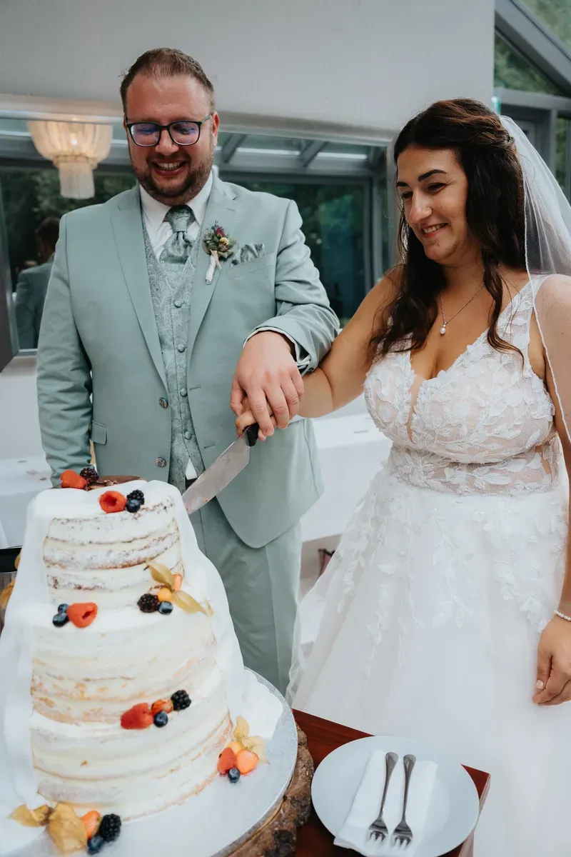 Reportage-Foto der Hochzeit von Lena und Flo im Klosterhof Seligenthal in Siegburg (Bild 111)