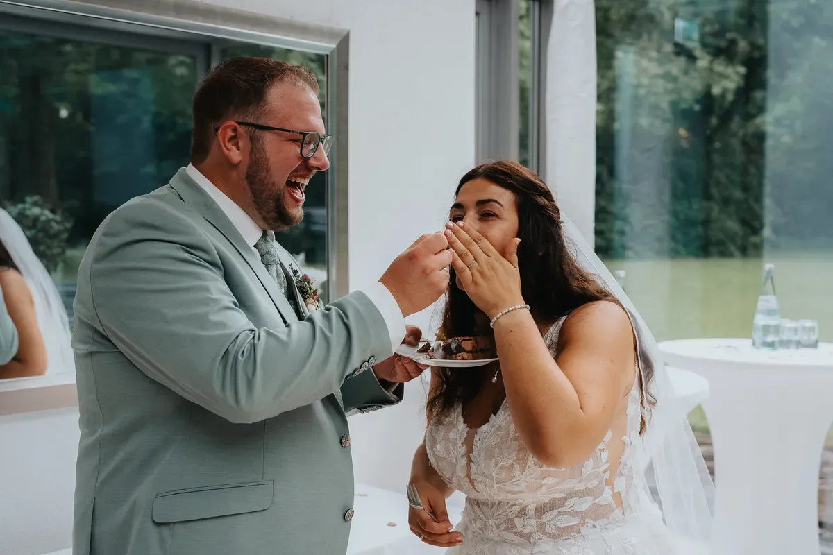 Reportage-Foto der Hochzeit von Lena und Flo im Klosterhof Seligenthal in Siegburg (Bild 112)
