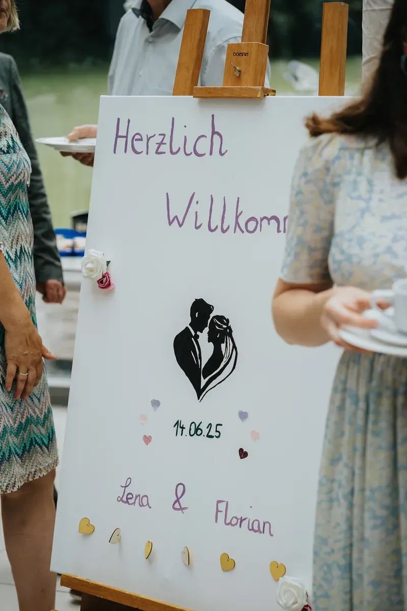 Reportage-Foto der Hochzeit von Lena und Flo im Klosterhof Seligenthal in Siegburg (Bild 113)