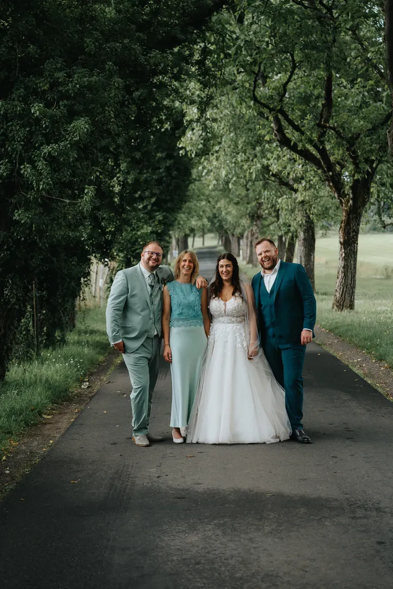 Reportage-Foto der Hochzeit von Lena und Flo im Klosterhof Seligenthal in Siegburg (Bild 115)