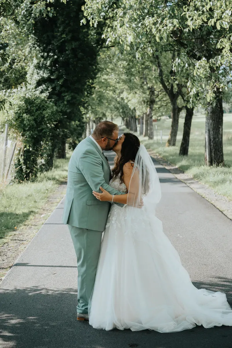 Reportage-Foto der Hochzeit von Lena und Flo im Klosterhof Seligenthal in Siegburg (Bild 116)