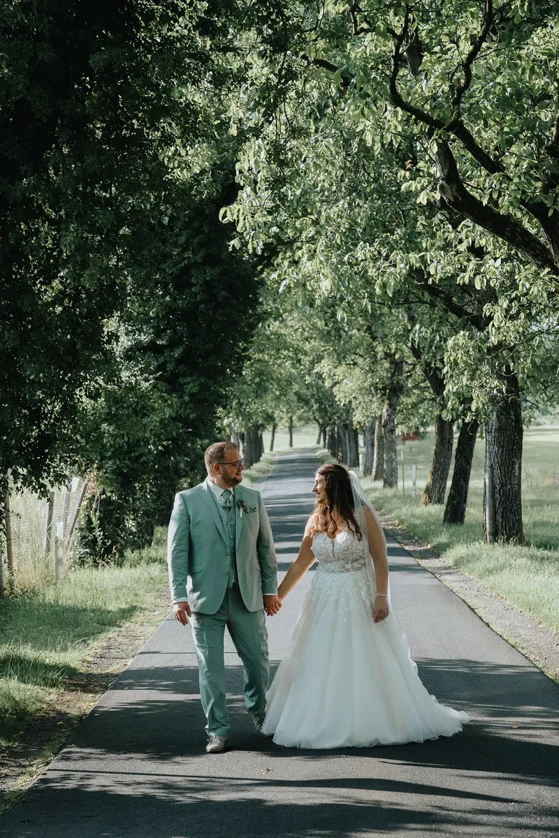 Reportage-Foto der Hochzeit von Lena und Flo im Klosterhof Seligenthal in Siegburg (Bild 117)