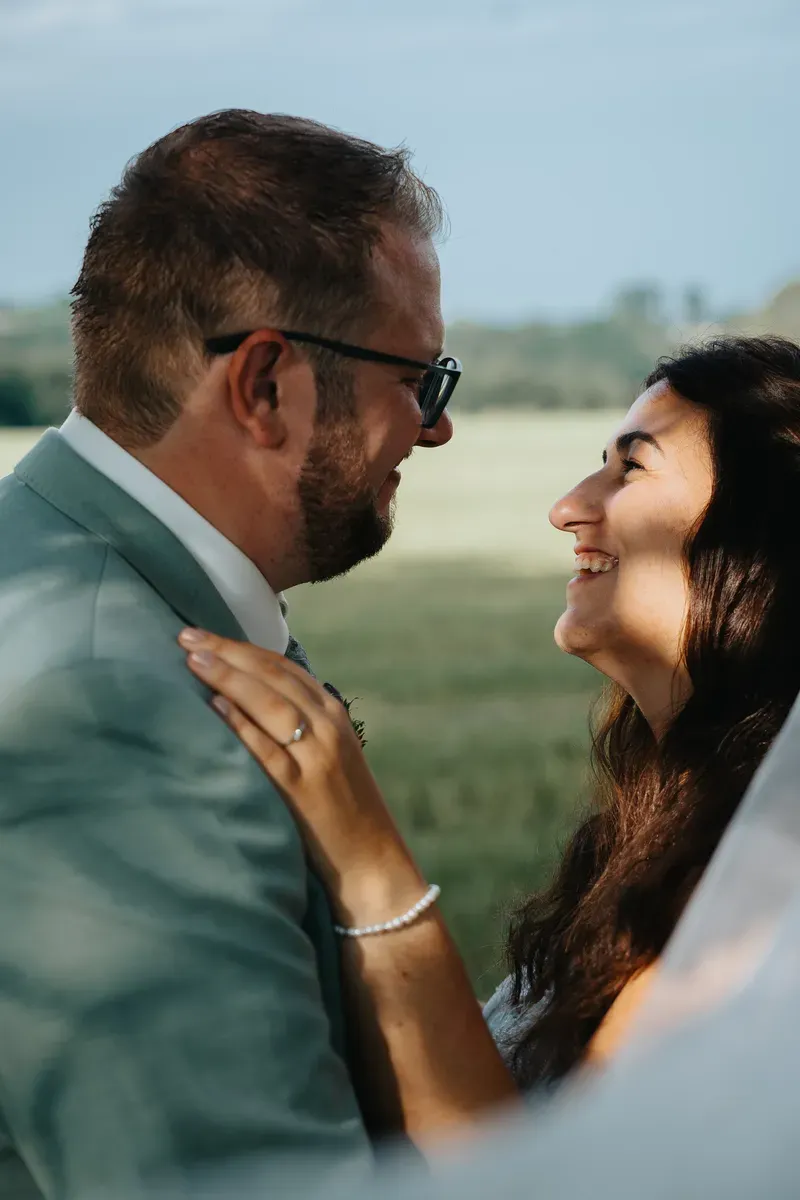 Reportage-Foto der Hochzeit von Lena und Flo im Klosterhof Seligenthal in Siegburg (Bild 118)