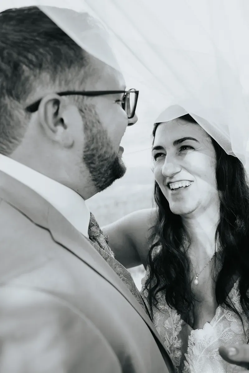 Reportage-Foto der Hochzeit von Lena und Flo im Klosterhof Seligenthal in Siegburg (Bild 119)