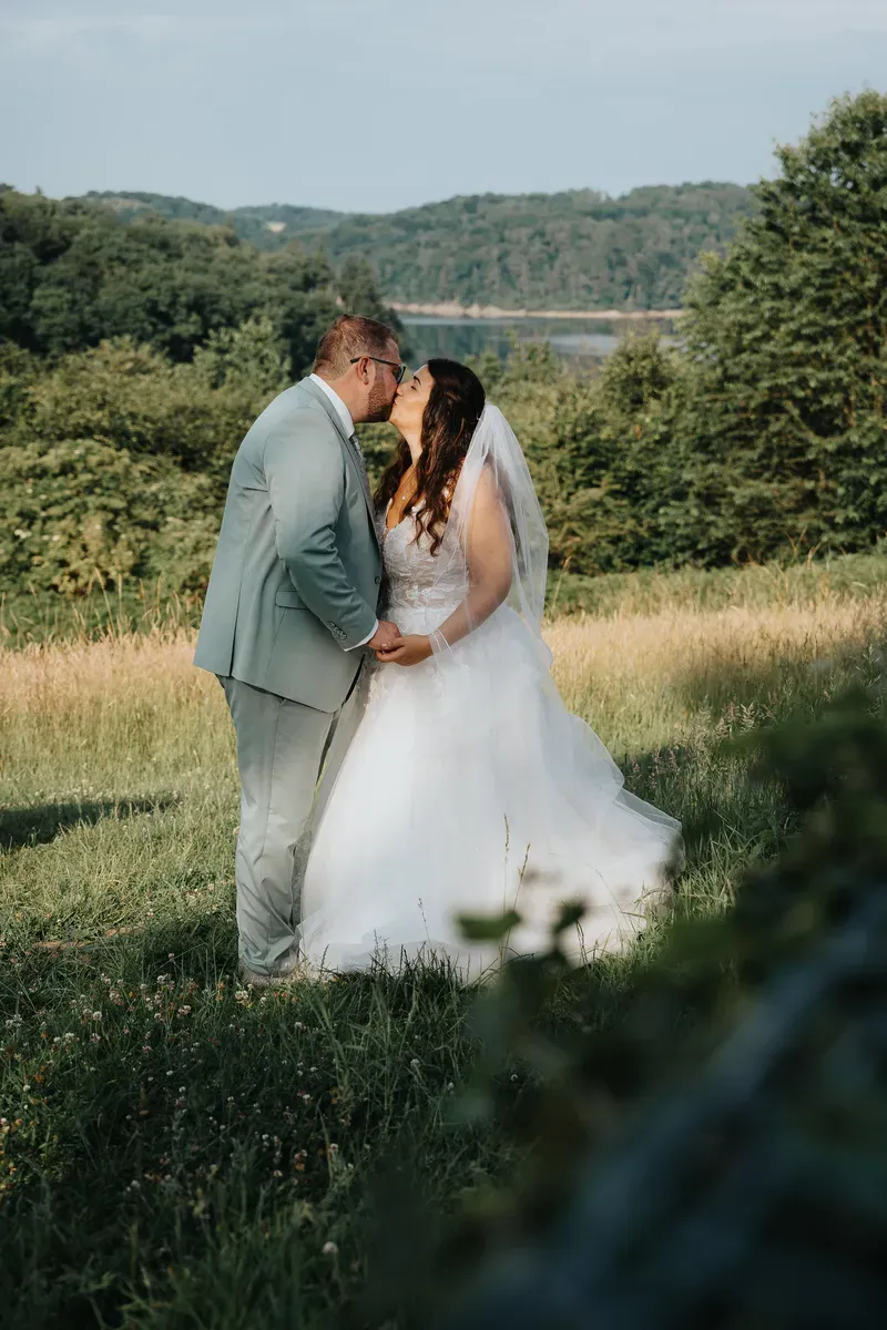 Reportage-Foto der Hochzeit von Lena und Flo im Klosterhof Seligenthal in Siegburg (Bild 120)