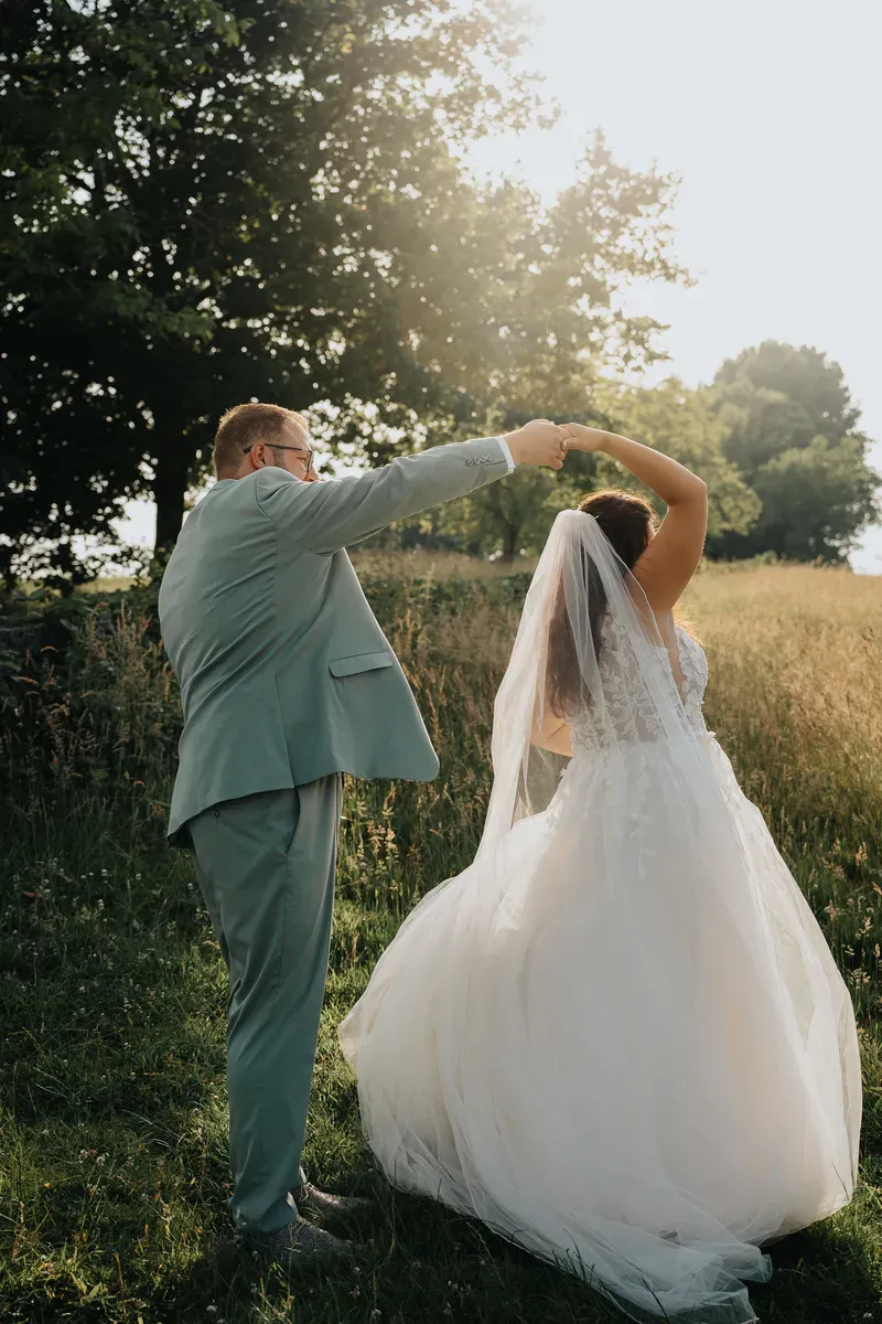 Reportage-Foto der Hochzeit von Lena und Flo im Klosterhof Seligenthal in Siegburg (Bild 121)